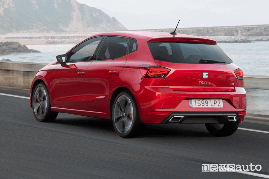 Vista posteriore nuova Seat Ibiza FR su strada