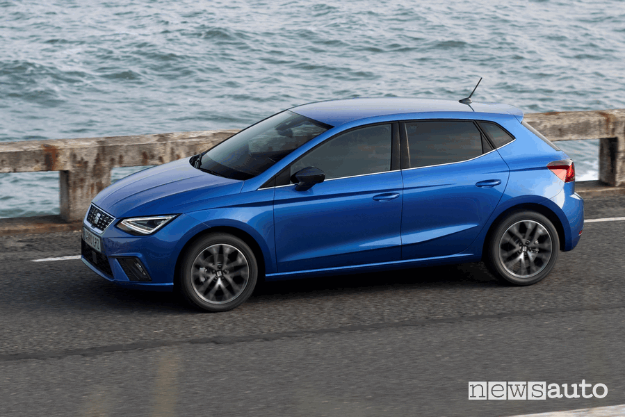 Vista laterale nuova Seat Ibiza su strada