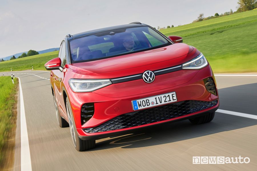 Vista anteriore Volkswagen ID.4 GTX su strada