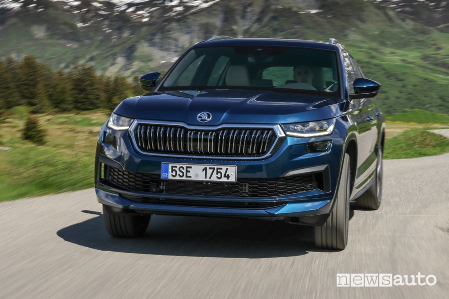 Vista anteriore nuovo Skoda Kodiaq Laurin & Klement su strada
