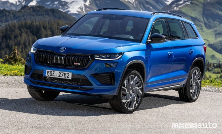 Vista di profilo nuovo Skoda Kodiaq RS