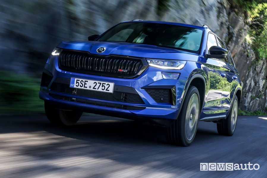 Vista di profilo nuovo Skoda Kodiaq RS su strada