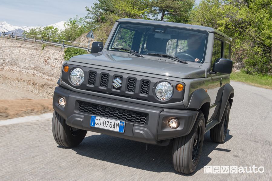 Vista anteriore Suzuki Jimny PRO su strada