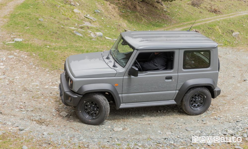 Vista laterale Suzuki Jimny PRO sullo sterrato