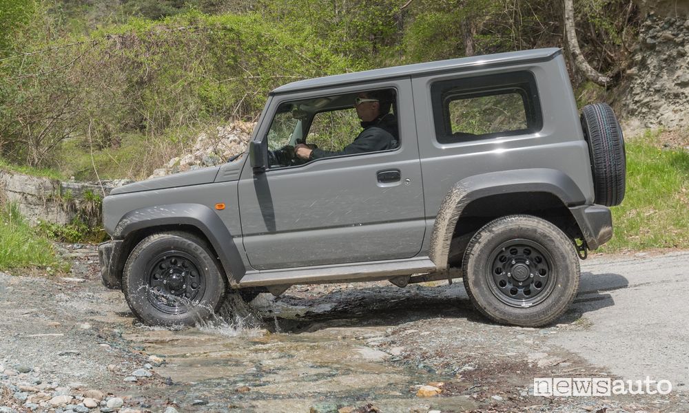 Vista laterale Suzuki Jimny PRO sullo sterrato
