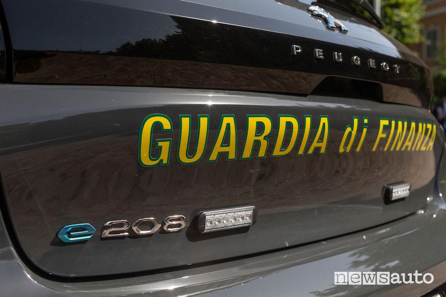 Luci a led allestimento Guardia di Finanza Peugeot e-208 elettrica