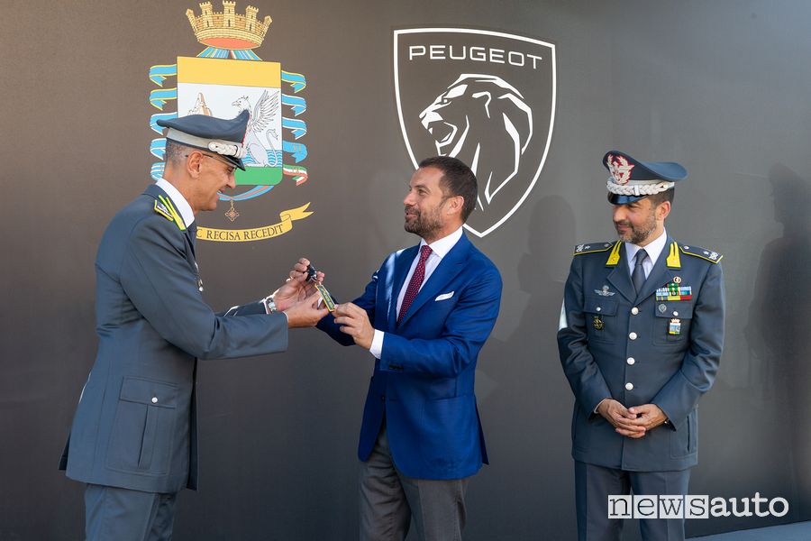 Consegna delle chiavi della Peugeot e-208 elettrica alla Guardia di Finanza