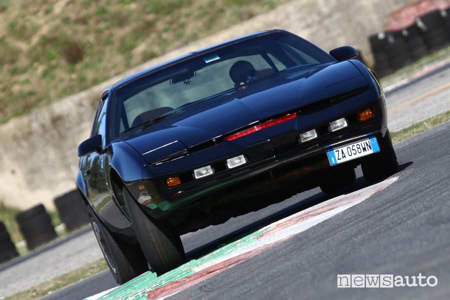 Vista anteriore K.I.T.T. Supercar in pista all'Isam di Anagni
