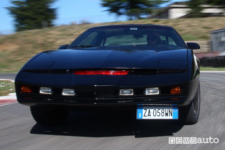 Vista anteriore K.I.T.T. Supercar in pista Una replica di KITT, la Pontiac di Supercar