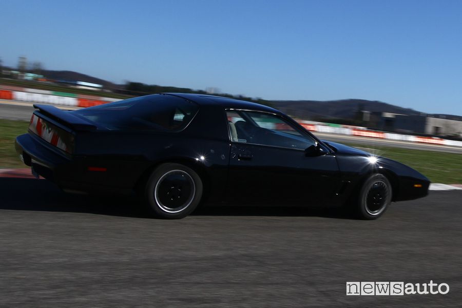 Vista laterale K.I.T.T. Supercar in pista all'Isam di Anagni