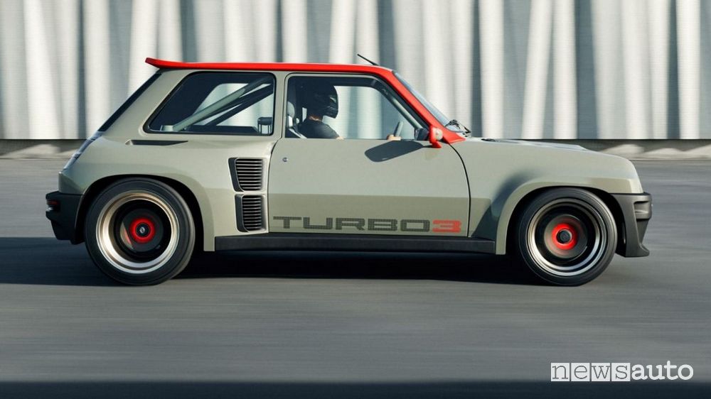 Vista laterale Renault R5 Turbo 3 restomod in movimento