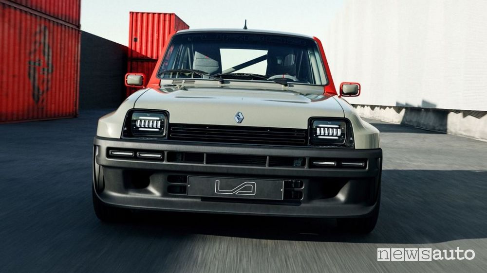 Vista frontale Renault R5 Turbo 3 restomod in movimento