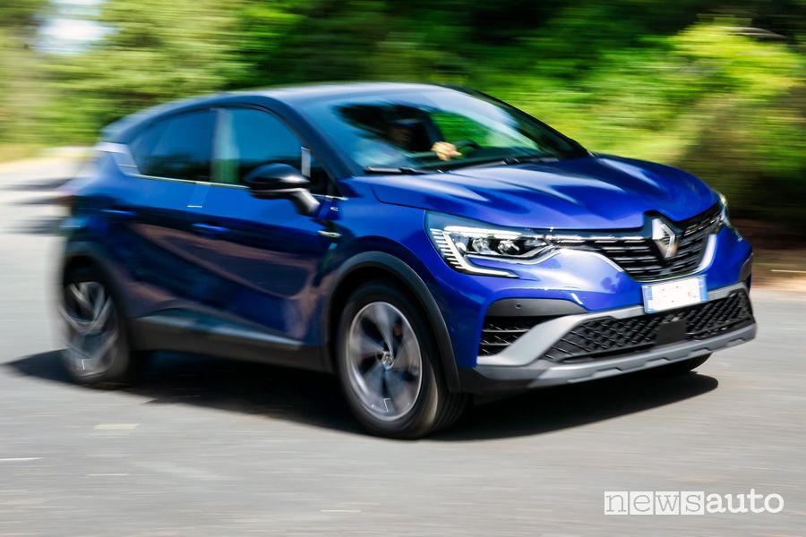 Vista di profilo Renault Captur E-Tech Hybrid R.S. Line su strada