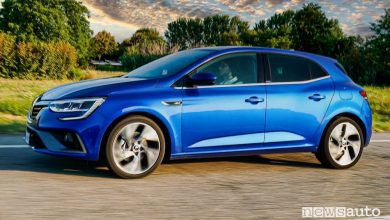 Vista di profilo Renault Mégane E-Tech Plug-in Hybrid RS Line su strada