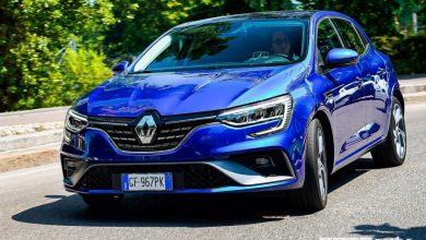 Vista anteriore Renault Mégane E-Tech Plug-in Hybrid RS Line su strada