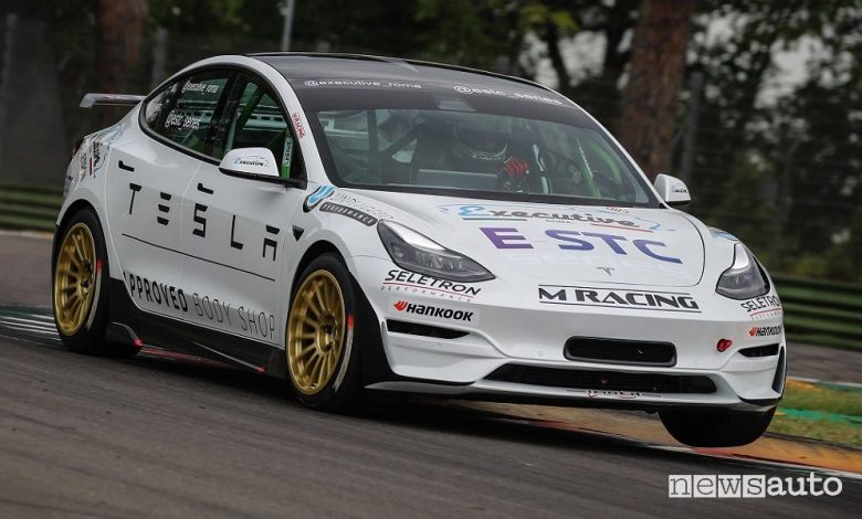 Tesla Model 3 da corsa E-STC Series in pista ad Imola