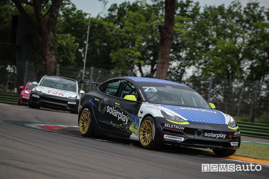 Tesla Model 3 da corsa E-STC Series in pista ad Imola