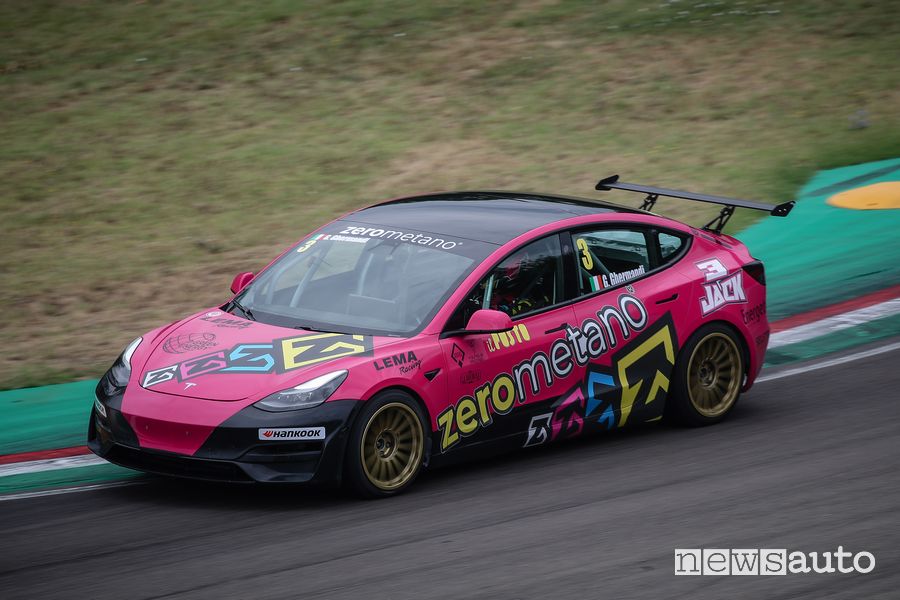 Tesla Model 3 da corsa E-STC Series in pista ad Imola