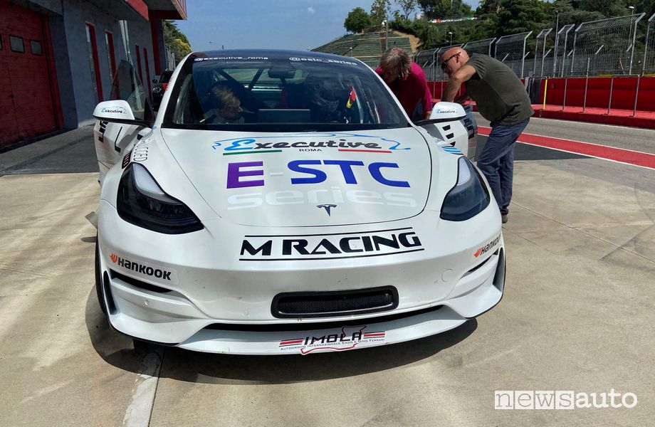 Nell'E-STC Series corre la Tesla Model 3 con kit Unplugged Performance