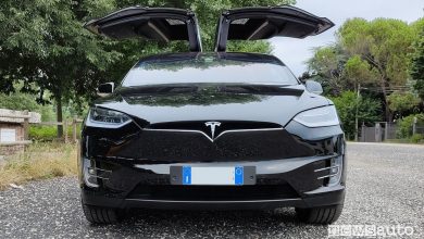 Tesla Model X con le portiere aperte ad ali di gabbiano