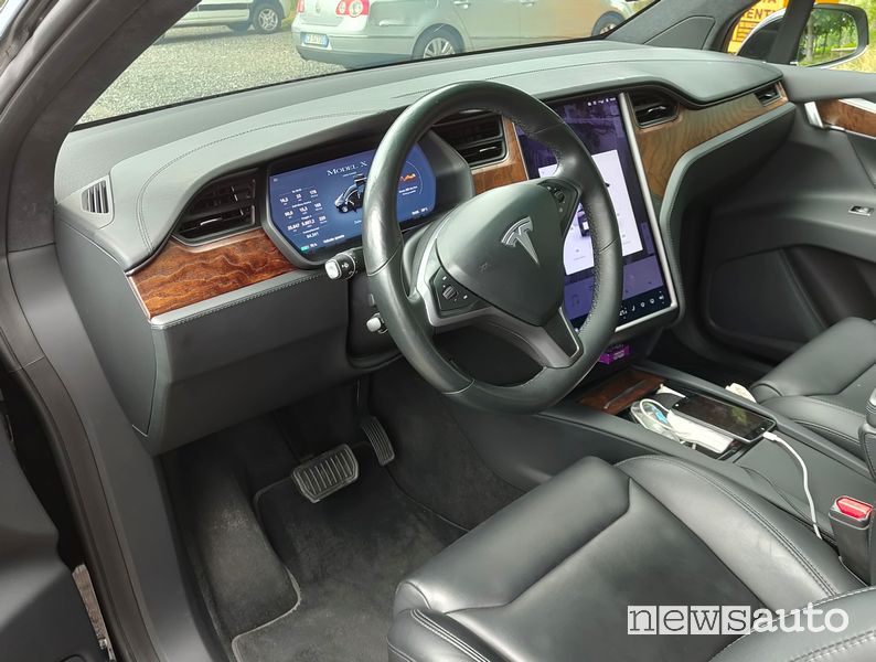 Volante abitacolo Tesla Model X provata