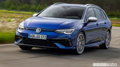 Vista di profilo Volkswagen Golf R Variant su strada