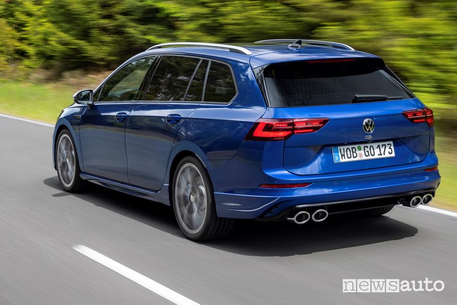 Vista posteriore Volkswagen Golf R Variant su strada
