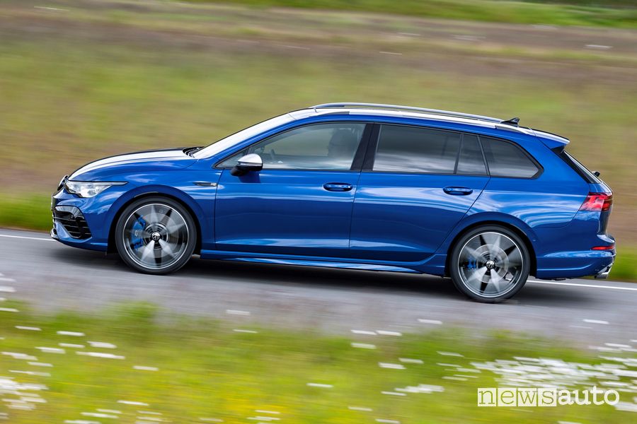 Vista laterale Volkswagen Golf R Variant su strada
