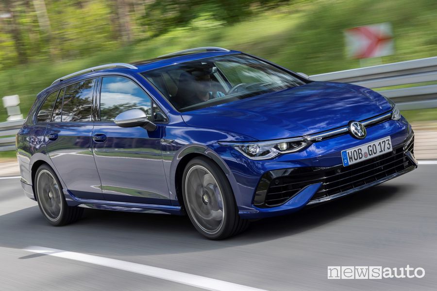 Vista di profilo Volkswagen Golf R Variant su strada