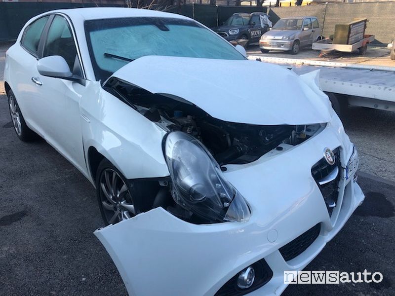 Auto incidentata con il paraurti ed il cofano danneggiati