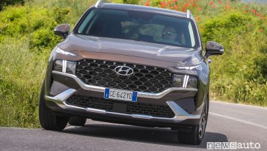 Vista anteriore nuova Hyundai Santa Fe Plug-In su strada