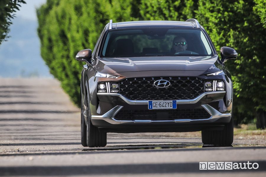 Vista anteriore nuova Hyundai Santa Fe Plug-In su strada