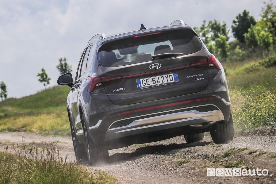 Vista posteriore nuova Hyundai Santa Fe Plug-In sullo sterrato