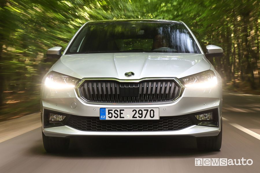 Vista frontale nuova Skoda Fabia su strada