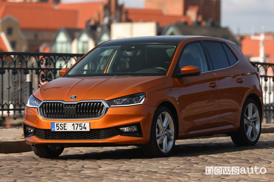 Vista di profilo nuova Skoda Fabia
