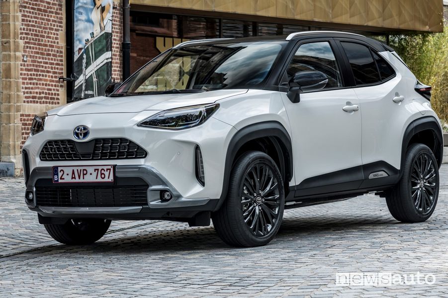 Vista di profilo nuova Toyota Yaris Cross Adventure