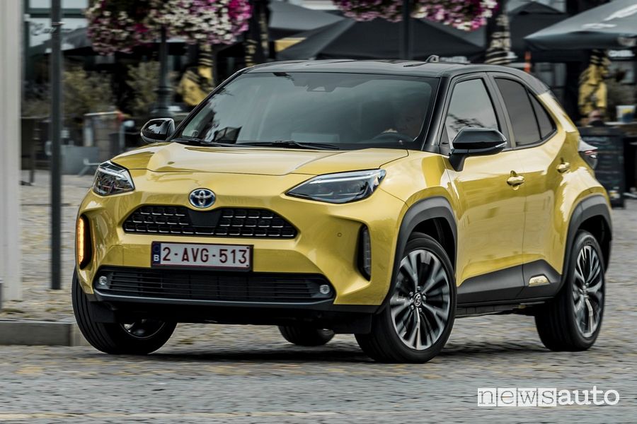 Vista di profilo nuova Toyota Yaris Cross Elegance su strada