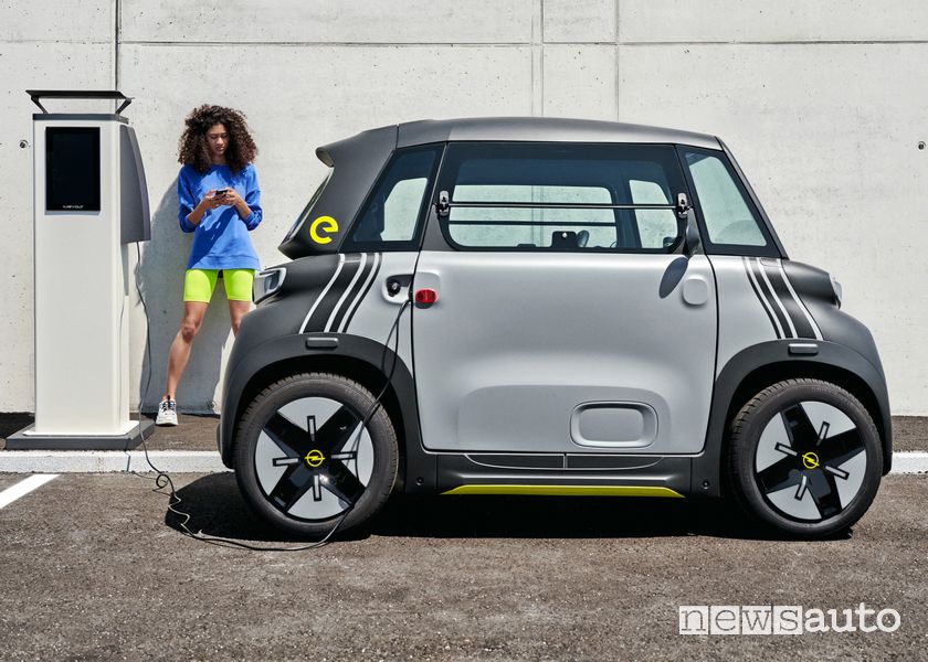 Opel Rocks-e macchinetta elettrica in ricarica da colonnina pubblica