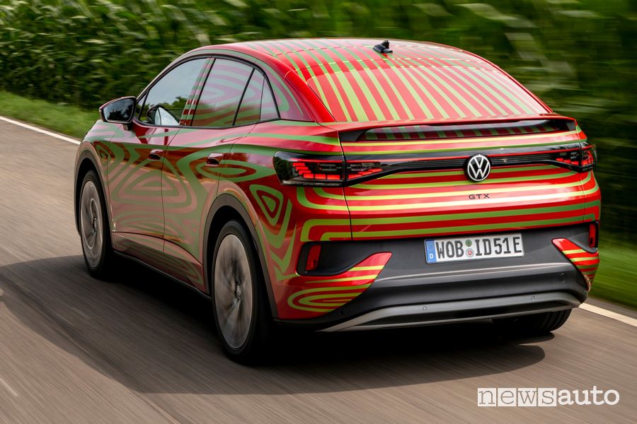 Vista posteriore Volkswagen ID.5 GTX Concept su strada