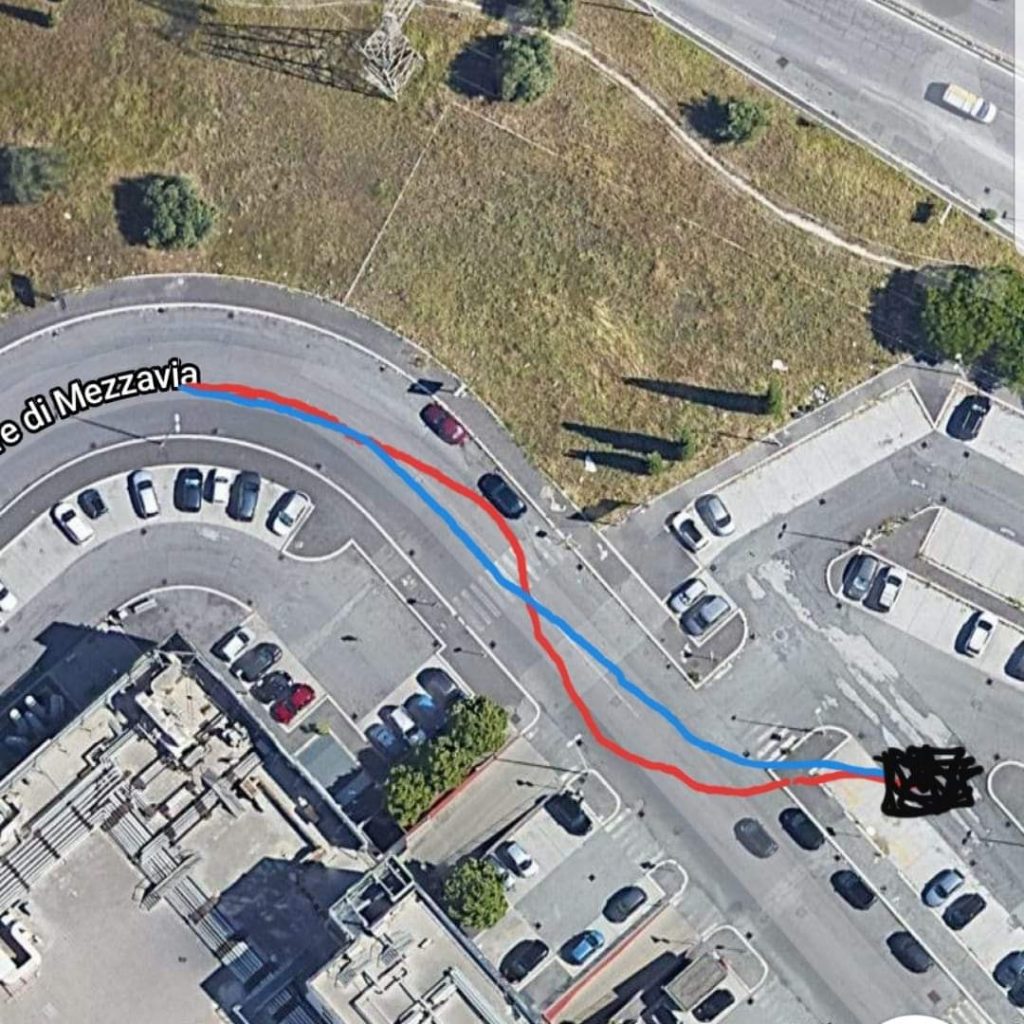 Dinamica dell'incidente avvenuto al raduno IKEA Anagnina Roma, con traiettorie della BMW 318d