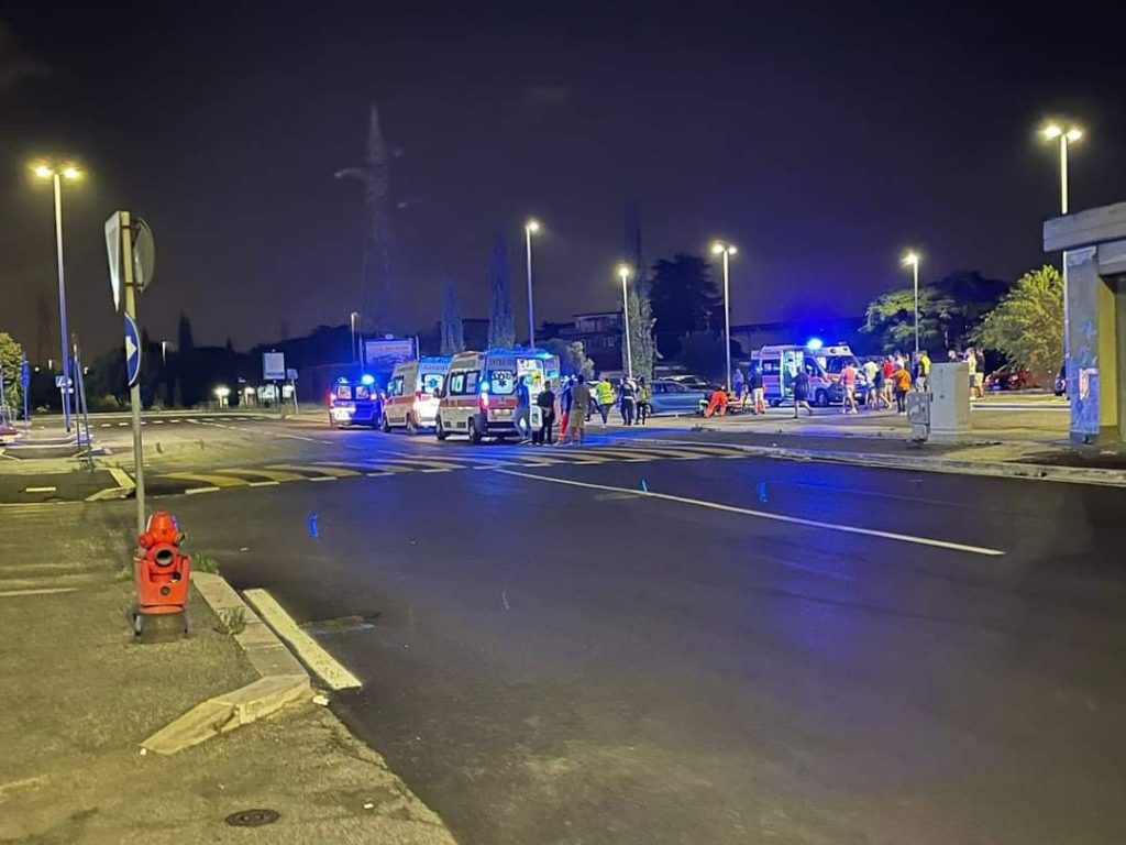 Due autombulanze sono prontamente arrivata sul luogo dove è avvenuto l'incidente presso Ikea Anagnina a Roma 