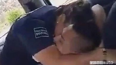Sesso nell’auto di servizio, Poliziotti filmati e licenziati