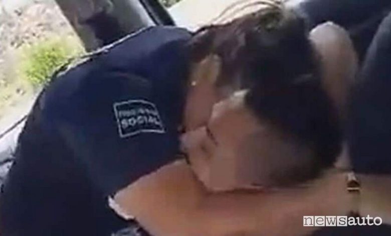 Sesso nell’auto di servizio, Poliziotti filmati e licenziati