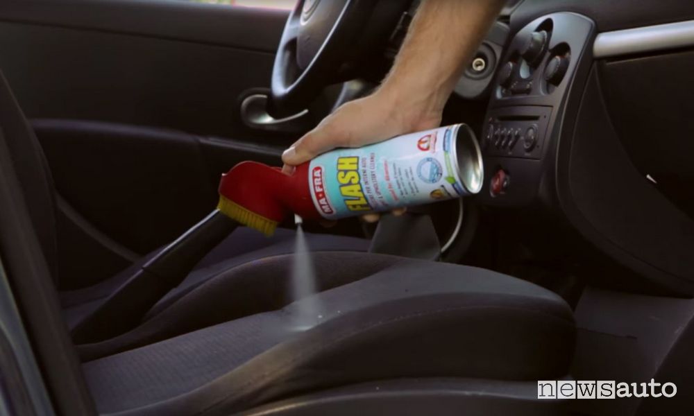 Come non sporcare e pulire i sedili dell'auto durante il rapporto sessuale