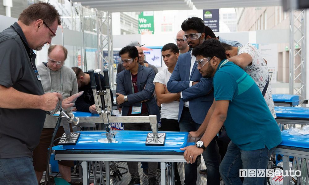 Automechanika Frankfurt dimostrazioni dal vivo di autoriparazione