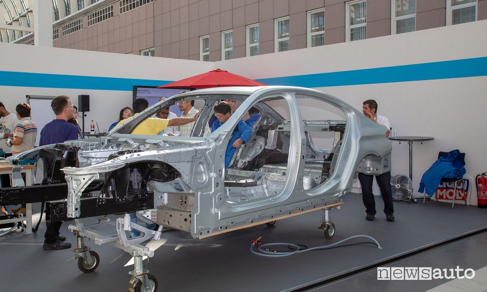 Automechanika Frankfurt dimostrazioni dal vivo di autoriparazione