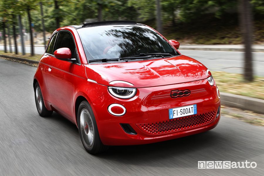 Vista di profilo Fiat 500 RED elettrica su strada