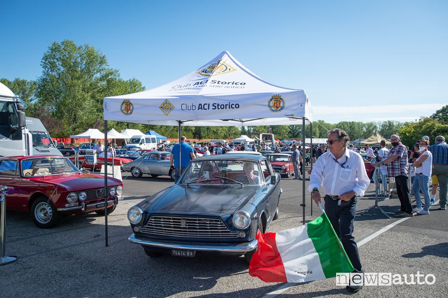 Gian Carlo Minardi da il via al raduno auto storiche ad Imola nell'Historic Minardi Day 2021