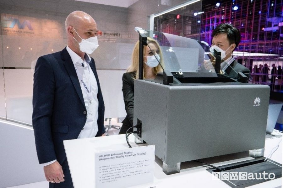 La dimostrazione di AR-HUD presso lo stand Huawei