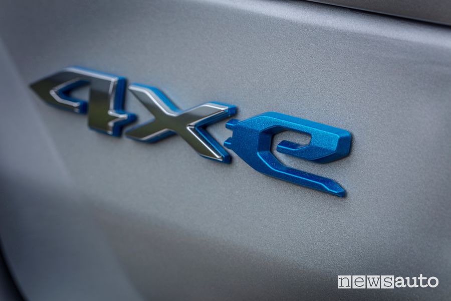 Logo 4xe che identifica la motorizzazione ibrida plug-in sulle 4 motrici di Jeep